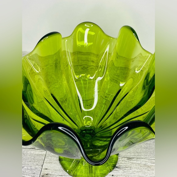 MCM L.E. Smith Glass Green SIMPLICITY Crimped Ruffled Compote Handkerchief Vase - Picture 6 of 7